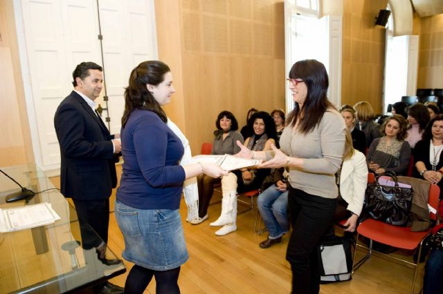 Las alumnas del taller de Atención a la Dependencia ya tienen sus diplomas - 1, Foto 1