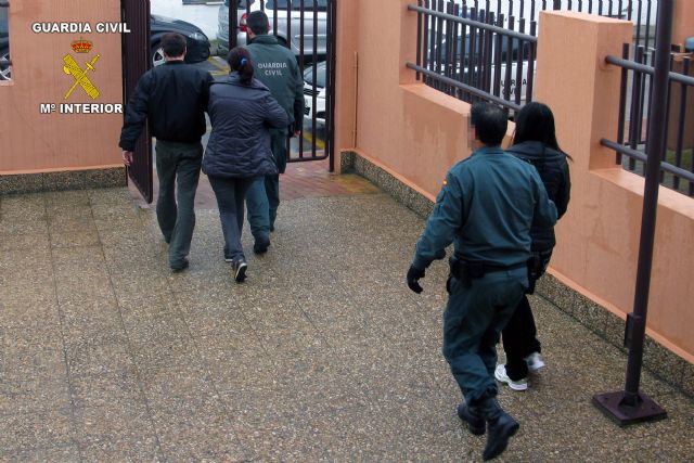 La Guardia Civil desarticula, en San Pedro del Pinatar, un grupo delictivo dedicado a cometer estafas a entidades bancarias - 2, Foto 2