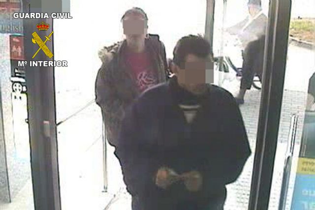 La Guardia Civil desarticula, en San Pedro del Pinatar, un grupo delictivo dedicado a cometer estafas a entidades bancarias - 3, Foto 3