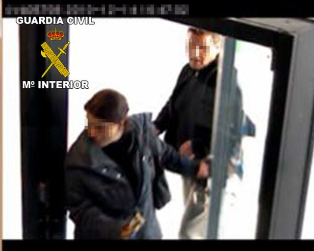 La Guardia Civil desarticula, en San Pedro del Pinatar, un grupo delictivo dedicado a cometer estafas a entidades bancarias - 4, Foto 4