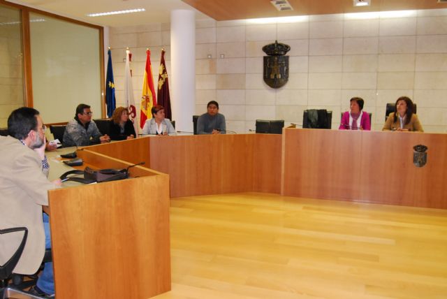 La concejal de educación se reúne con las Ampas y las asociaciones de inmigrantes de Totana, Foto 1