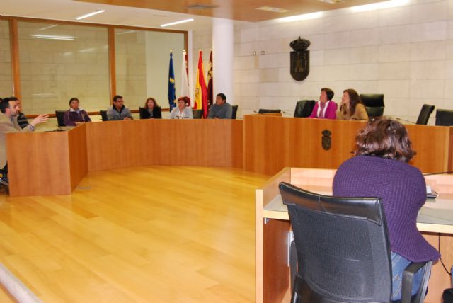 La concejal de educación se reúne con las Ampas y las asociaciones de inmigrantes de Totana, Foto 2