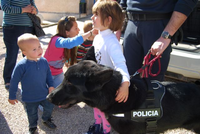 Students of the School Child "Carmen Bar" become familiar with the strength of Fire, Local Police, Guardia Civil and Civil Protection, Foto 4