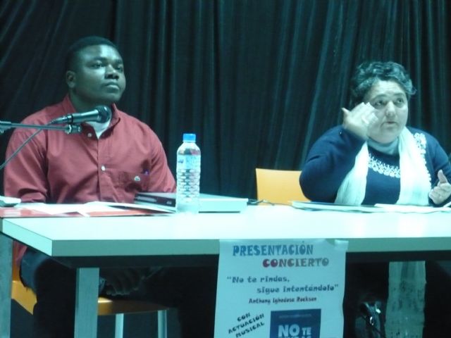 El senegalés Anthony Ighedosa presentó en la biblioteca su libro de autoayuda No te rindas. Sigue intentándolo - 1, Foto 1