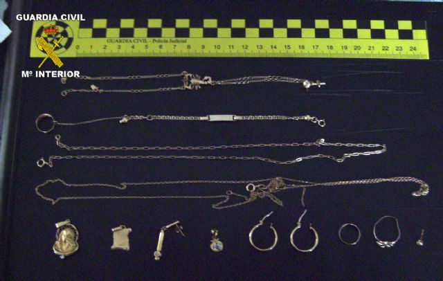 La Guardia Civil detiene a tres jóvenes, uno de ellos menor, por la comisión de un robo con fuerza en vivienda - 1, Foto 1