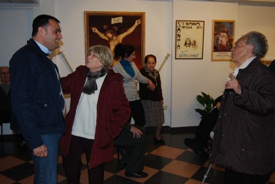 El alcalde visita la exposición organizada por la Hermandad del Beso de Judas, Foto 1