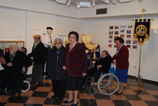 El alcalde visita la exposición organizada por la Hermandad del Beso de Judas, Foto 2