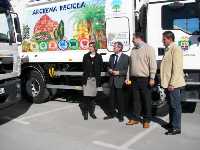 Con los dos nuevos camiones incorporados esta mañana, el Servicio Municipal de Recogida de Basuras cuenta ya con cuatro modernos vehículos - 1, Foto 1