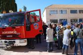 Los alumnos de la Escuela Infantil 'Carmen Bar' se familiarizan con los efectivos de Bomberos, Polica Local, Guardia Civil y Proteccin Civil