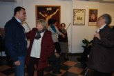 El alcalde visita la exposición organizada por la Hermandad del Beso de Judas