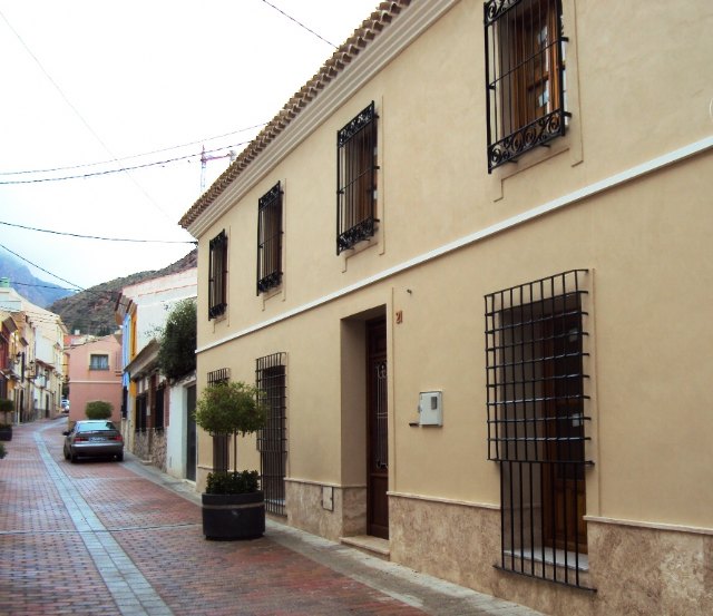 Obras Públicas concluye la primera fase del proyecto de restauración de fachadas en Alhama de Murcia, Foto 1