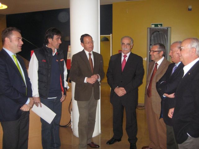 El Alcalde Cámara presenta la nueva equipación que lucirán este año todos los ciclistas de la Federación Española de Ciclismo - 1, Foto 1