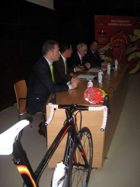 El Alcalde Cámara presenta la nueva equipación que lucirán este año todos los ciclistas de la Federación Española de Ciclismo - 2, Foto 2