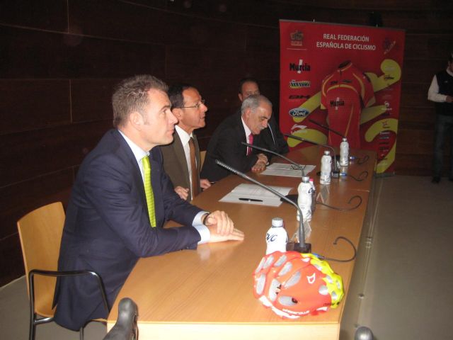 El Alcalde Cámara presenta la nueva equipación que lucirán este año todos los ciclistas de la Federación Española de Ciclismo - 3, Foto 3