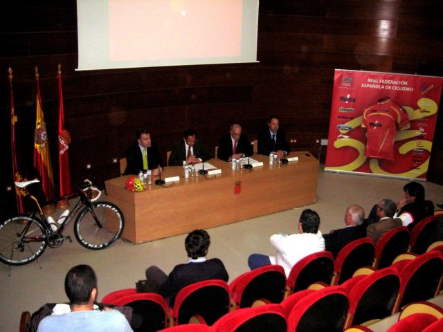 El Alcalde Cámara presenta la nueva equipación que lucirán este año todos los ciclistas de la Federación Española de Ciclismo - 4, Foto 4