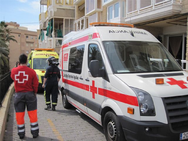 Cruz Roja de Águilas asiste a los afectados en un incendio en la C/Lope Gisbert de Águilas - 1, Foto 1