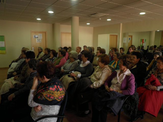 Mujeres del Centro Municipal de Atención a Personas Mayores Las Herratillas visiron el Teatro Romano de Cartagena - 2, Foto 2