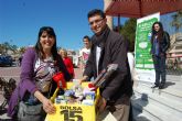 Los alguaceños participan en el concurso de doblado de bolsas en la plaza Paco Serna