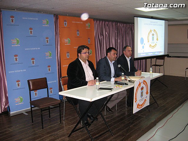 Los vecinos de la zona centro, la Crcel y la zona de la Cermica participan en una asamblea - 4