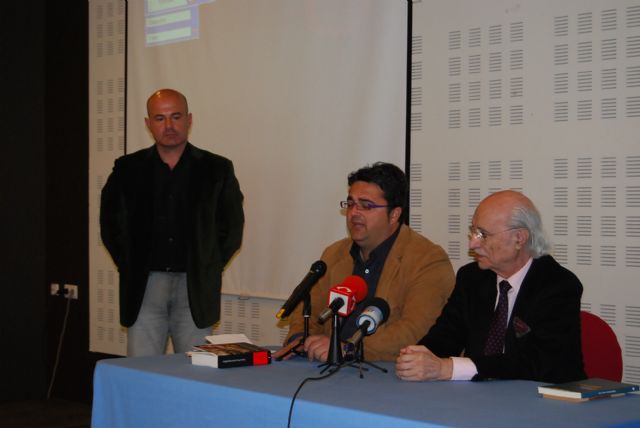 El concejal de Participación Ciudadana asiste a la presentación de la última publicación de Antonio García Trevijano, Foto 2