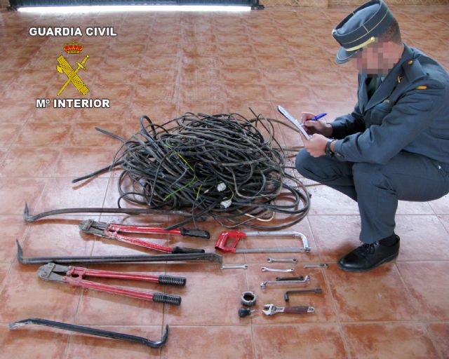 La Guardia Civil detiene a dos jóvenes por el robo de cable de cobre en Beniel - 1, Foto 1