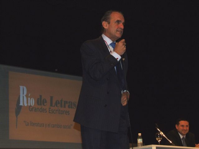 Mario Conde ofreció una conferencia sobre Literatura y Cambio Social, en el Río de Letras de Blanca - 1, Foto 1