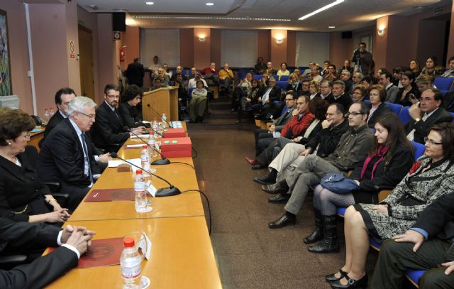 La Facultad de Letras reconoce a los funcionarios María Freitas y Antonio Labaña - 1, Foto 1