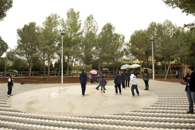 Una fuente, juegos infantiles y bancos de madera, adornan la renovada Plaza de las Palmeras - 2, Foto 2