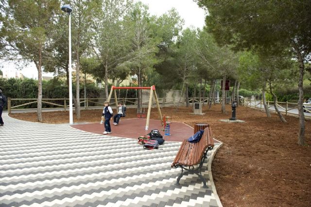 Una fuente, juegos infantiles y bancos de madera, adornan la renovada Plaza de las Palmeras - 3, Foto 3