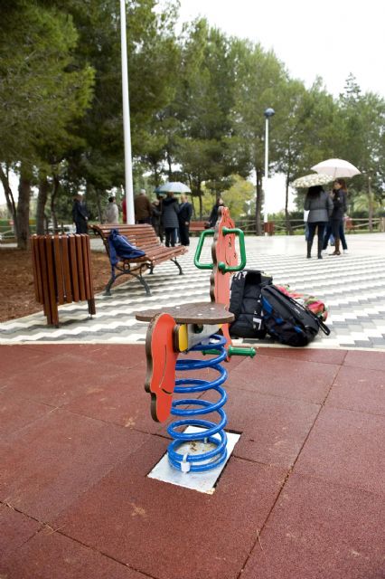 Una fuente, juegos infantiles y bancos de madera, adornan la renovada Plaza de las Palmeras - 5, Foto 5