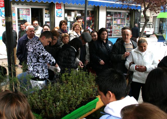 'Montes' celebra el Día Mundial Forestal, repartiendo 800 plantas entre los ciudadanos - 1, Foto 1