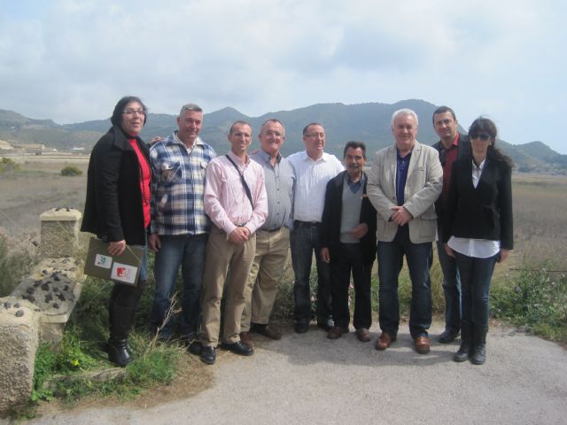 Lara muestra su apoyo a los vecinos de Portmán y pide la regeneración de la bahía - 1, Foto 1