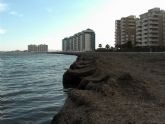 Las algas invaden las playas de La Manga norte a causa del temporal
