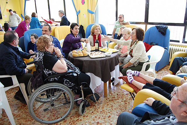 Los usuarios y familiares de la residencia La Purísima participan en una jornada de puertas - 1, Foto 1