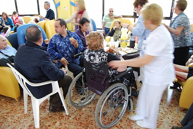 Los usuarios y familiares de la residencia La Purísima participan en una jornada de puertas - 2, Foto 2