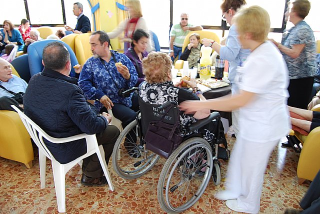 Users and relatives of the residence "La Purisima" participate in an open day, Foto 2