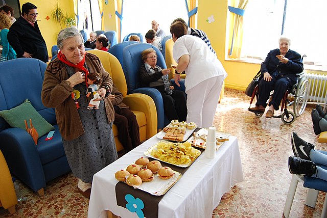 Los usuarios y familiares de la residencia La Purísima participan en una jornada de puertas, Foto 4