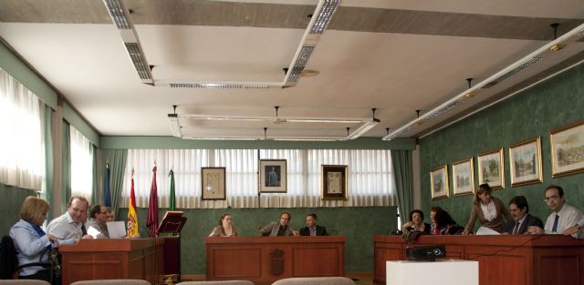 El director del SEF, Ginés Martínez; el alcalde de Ceutí, Manuel González; y la concejala de Empleo, Sonia Almela, se reunieron con los agentes sociales en el salón de Plenos, Foto 1