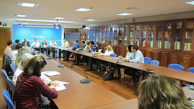El PP regional se reúne con representantes de asociaciones de padres y madres, Foto 1