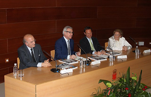 Valcárcel asiste a la presentación del libro 'Tomás. Miradas a una época de Murcia' - 1, Foto 1