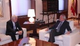 El presidente de la Comunidad recibe al compositor y msico militar Abel Moreno