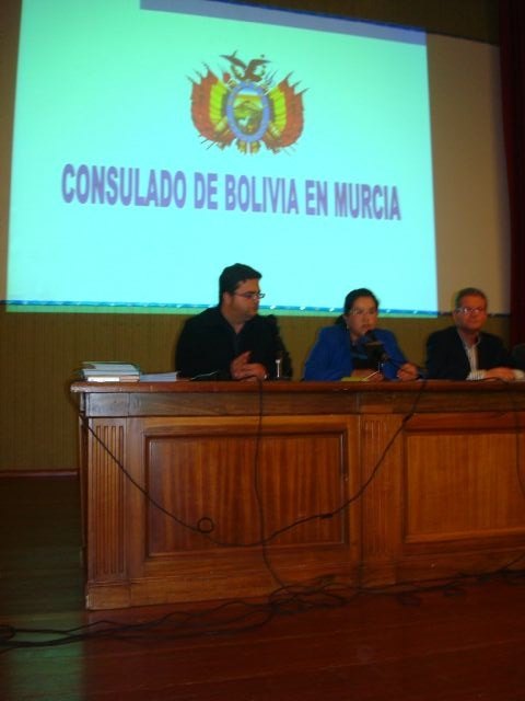 El concejal de Bienestar Social participa junto con la cónsul de Bolivia en una charla informativa, Foto 2