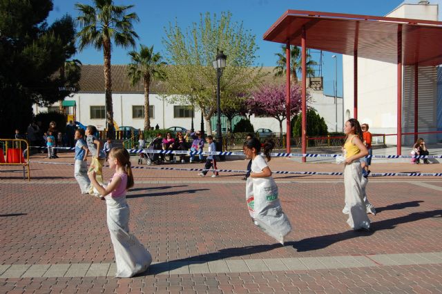 Los niños colman la plaza Paco Serna de Alguazas practicando juegos tradicionales y populares - 1, Foto 1