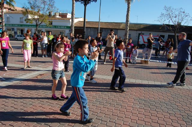 Los niños colman la plaza Paco Serna de Alguazas practicando juegos tradicionales y populares - 3, Foto 3