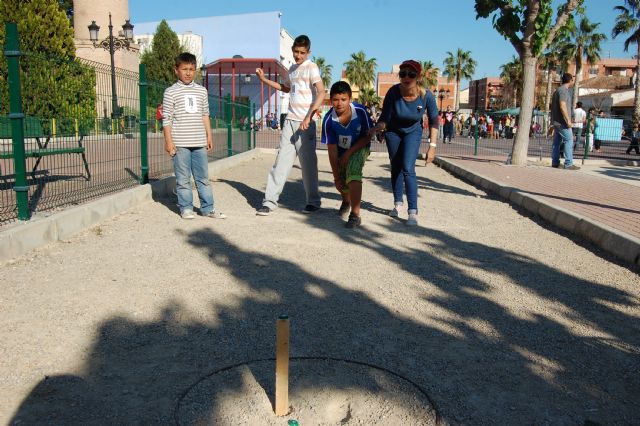 Los niños colman la plaza Paco Serna de Alguazas practicando juegos tradicionales y populares - 4, Foto 4