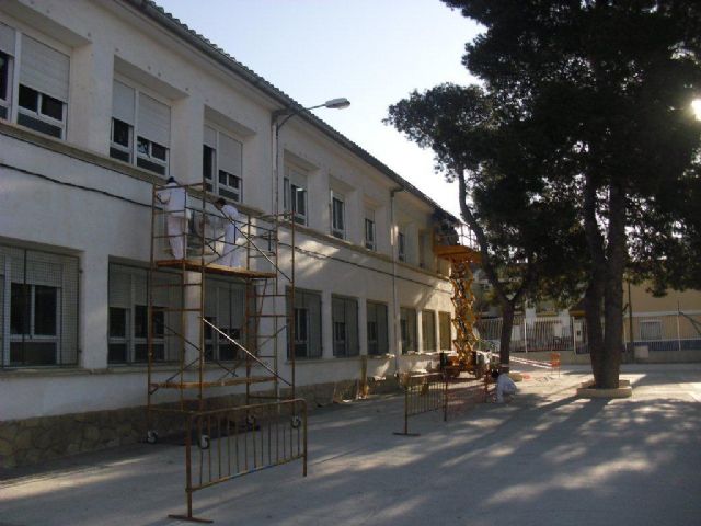 El taller de empleo ´Gémina´, en la modalidad de pintura, está realizando trabajos en el colegio Miguel Hernández - 1, Foto 1
