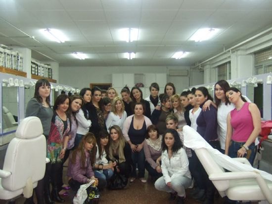 El alumnado del programa de cualificación profesional inicial de Servicios auxiliares de estética”, realiza una visita programada, Foto 1