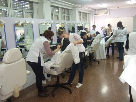 El alumnado del programa de cualificación profesional inicial de Servicios auxiliares de estética”, realiza una visita programada, Foto 3