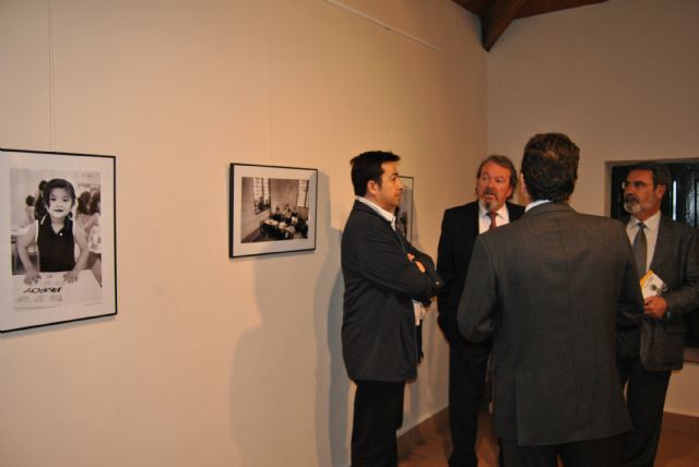 El fotógrafo Kim Manresa muestra  las Escuelas de otros mundos en el museo municipal - 1, Foto 1