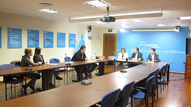 El PP regional se reúne con representantes de la Asociación de Enfermedades Raras de la Región de Murcia, Foto 1
